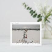 We zijn geëlimineerd elegante script bruiloft aank briefkaart (Staand voorkant)