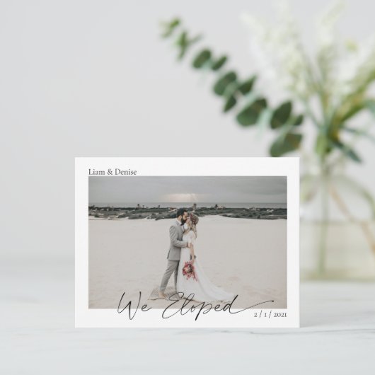 We zijn geëlimineerd elegante script bruiloft aank briefkaart (Staand voorkant)