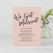 We Zijn Getrouwd! Casual Script Blush Ontvangst Kaart (Staand voorkant)
