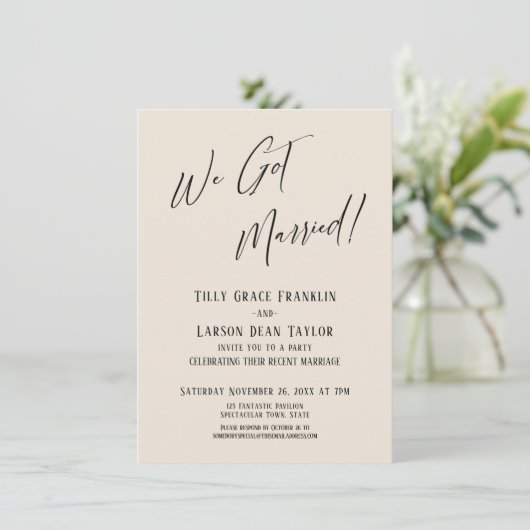 We Zijn Getrouwd! Eenvoudige Elegante Typografie C Kaart (Staand voorkant)