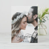 We zijn getrouwd, Elegant Black Script Photo Weddi Aankondiging (Staand voorkant)