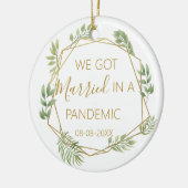 We zijn getrouwd in een pandemie, eerste kerstmis keramisch ornament (Links)