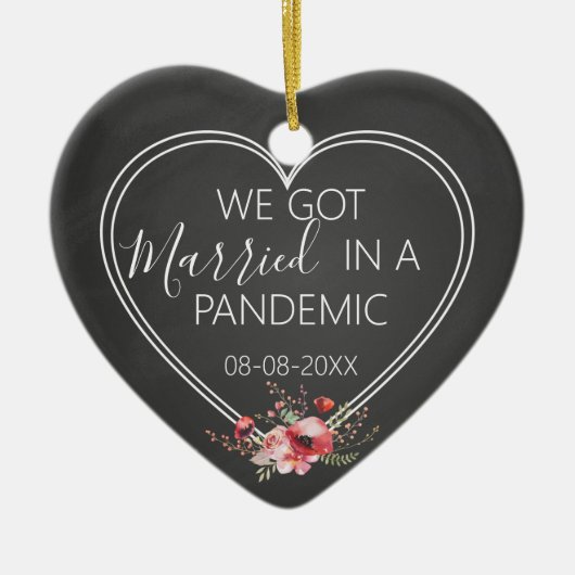 we zijn getrouwd in een pandemische eerste bruilof keramisch ornament (Voorkant)