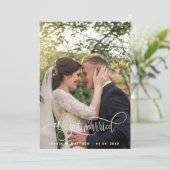We zijn getrouwd, legant Script Photo Wedding Aankondiging (Staand voorkant)