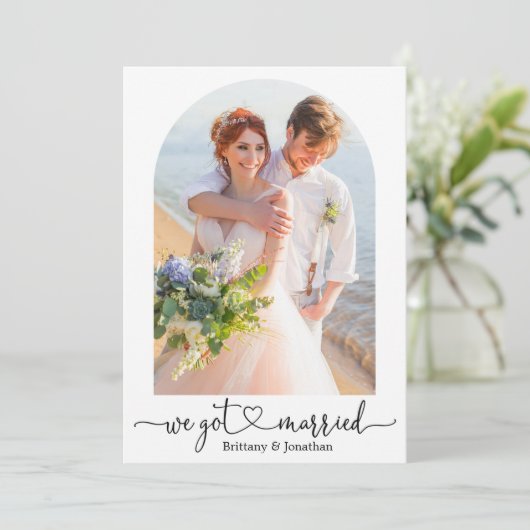 We zijn getrouwd met Calligraphy Heart Arch Weddin Aankondiging (Staand voorkant)