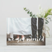 We zijn getrouwd met een moderne scriptfotokaart aankondiging (Staand voorkant)