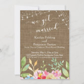 We zijn getrouwd op Burlap w / Flowers & Lights Kaart (Voorkant)