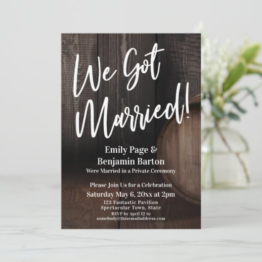 We zijn getrouwd. Rustige Wooden Barrel Reception Kaart (Staand voorkant)