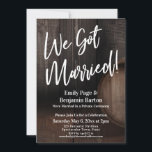 We zijn getrouwd. Rustige Wooden Barrel Reception Kaart<br><div class="desc">De achtergrond van deze kaart is bedekt met een afbeelding dat de rand van een houten vat tegen een donkerroestbruine wand omvat. Ideaal voor je whisky, wijn, brouwerij, wijnmakerij of andere ritsfeest. Gebruikend een modern handschrijvend manuscriptdoopvont, creeerde ik een eenvoudig typografie grafisch afbeelding dat "wij Gehuwd werden!" leest. Je persoonlijke...</div>