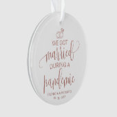We zijn getrouwd tijdens een pandemische kerst met ornament (voorkant)