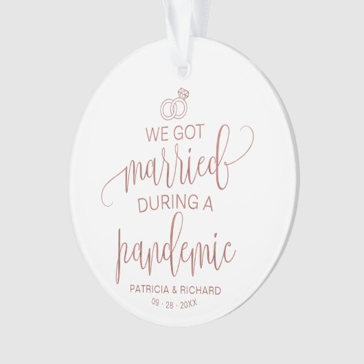 We zijn getrouwd tijdens een pandemische kerst met ornament (voorkant)