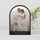 We Zijn Gevluchtigd Boog Bruilofts Aankondiging (Staand voorkant)