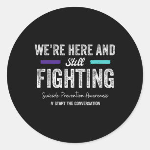 We zijn hier en vechten nog steeds tegen zelfmoord ronde sticker