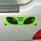 WE ZIJN HIER! w/woorden bumpersticker (Op auto)