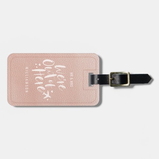 We zijn hier weg | De heer & mevrouw Pas getrouwd Bagagelabel (Voorkant horizontaal)