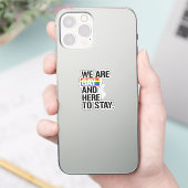 We zijn homo en hier om te blijven sticker (Telefoon)