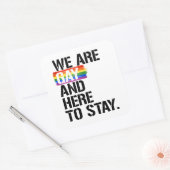 We zijn homo en hier om te blijven vierkante sticker (Envelop)