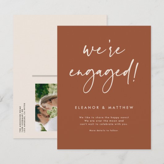 We zijn met hand Lettering Terracotta Verloving Aankondigingskaart (Voorkant / Achterkant)