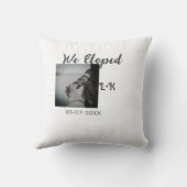 We zijn net getrouwd en voegen foto naam letterdat kussen (Achterkant)