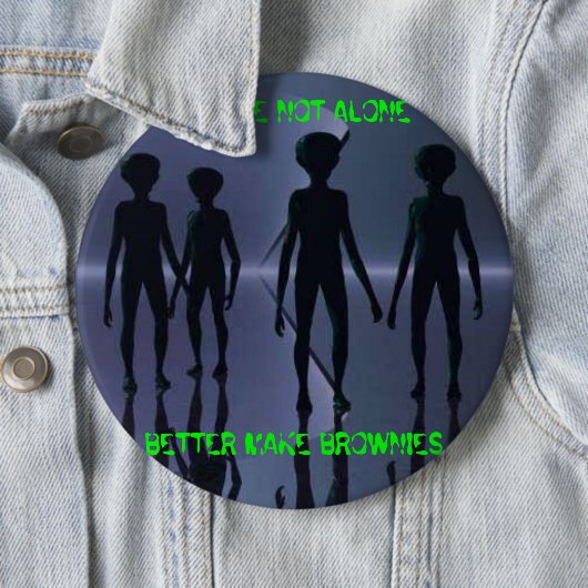 WE ZIJN NIET ALLEEN — Button (In situ)