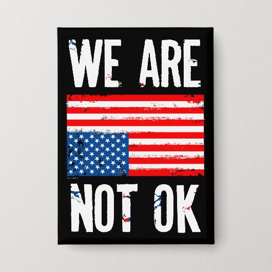 We Zijn Niet Ok Omgekeerde Amerikaanse Vlag Protes Button (Voorkant)