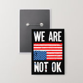 We Zijn Niet Ok Omgekeerde Amerikaanse Vlag Protes Button (Voorkant / Achterkant)