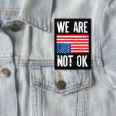 We Zijn Niet Ok Omgekeerde Amerikaanse Vlag Protes Button (Insitu)