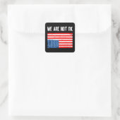We zijn niet ok ondersteboven Amerikaanse vlag Vierkante Sticker (Tas)