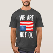 We zijn niet ok ondersteboven de Amerikaanse vlag  T-shirt (Voorkant)