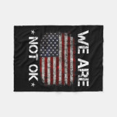 We zijn niet ok Shirt we zijn niet oké vlag op de  Fleece Deken (Voorkant (Horizontaal))