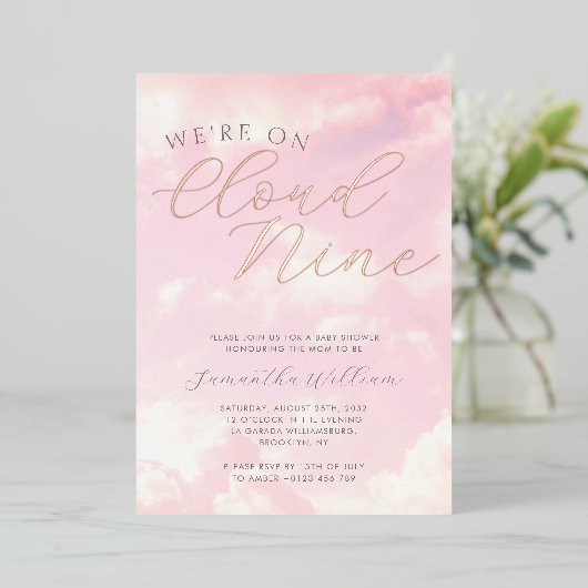 We zijn op Cloud Nine Pink Clouds Baby shower Folie Uitnodiging (Staand Voorkant)