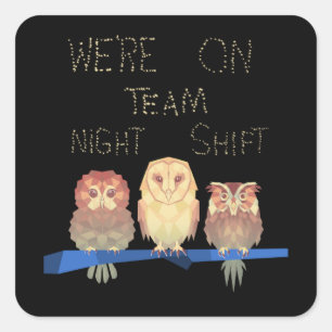 We zijn op Team Night Shift-eigenaar Vierkante Sticker