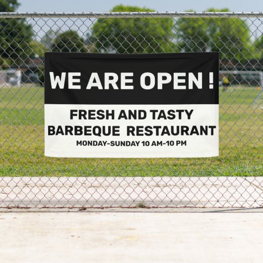 We zijn open Sign in Black en White Spandoek (Insitu)