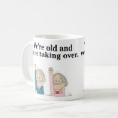 "We zijn oud en we nemen het over." Mok (Voorkant links)