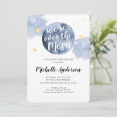 We zijn over de Moon Baby shower Invitation Kaart (Staand voorkant)