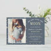 We zijn over de Moon Foto Baby shower Uitnodiging (Staand voorkant)