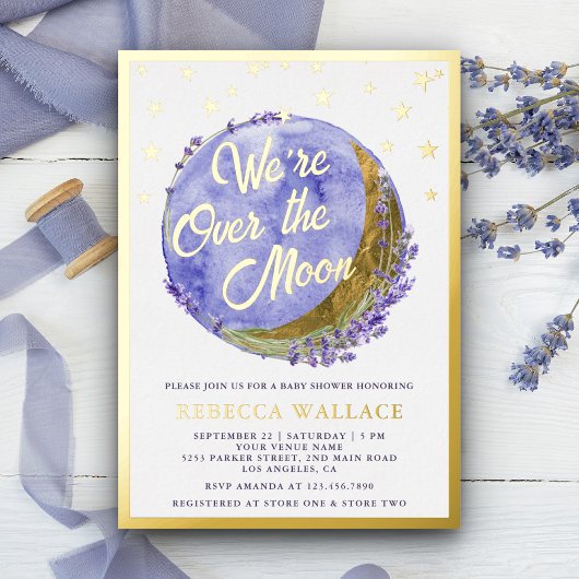 We zijn over het Moon Lavender Baby shower Gold Folie Uitnodiging