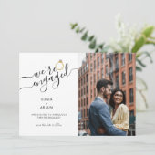 We zijn verbonden met het verloving van een paar f aankondiging (Staand voorkant)