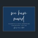 We zijn verhuisd, Aankondiging, Modern Navy Blue Briefkaart<br><div class="desc">Kondig aan en deel uw gelukkige nog nooit in stijl met onze moderne thema-ontwerp (we hebben verhuisd) nieuwe huis aankondiging en houd in contact kaart. Het is ideaal voor koppels die hebben besloten om hun geluk te delen en trots hun nieuwe huis te informeren aan hun waardevolle familie en vrienden....</div>