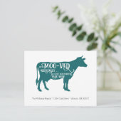 We zijn verhuisd | Grappige Koe ontroerende aankon Aankondigingskaart (Staand voorkant)