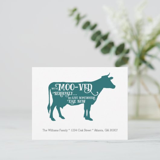 We zijn verhuisd | Grappige Koe ontroerende aankon Aankondigingskaart (Staand voorkant)