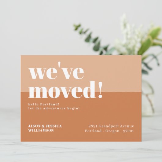 We zijn verhuisd. Minimaal Oranje- en peach-standa Aankondiging (Staand voorkant)