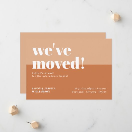 We zijn verhuisd. Minimaal Oranje- en peach-standa Aankondiging (Voorkant / Achterkant in situ)