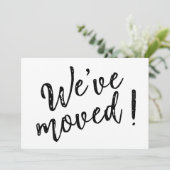 We zijn verhuisd naar modern handgeschreven schrif aankondiging (Staand voorkant)