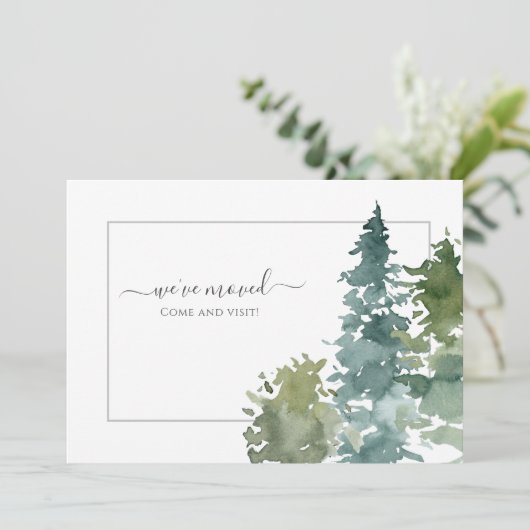 We zijn verhuisd Rustic Watercolor Evergreen Aankondiging (Staand voorkant)