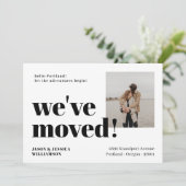 We zijn verhuisd. Zwart-witte, minimale standaard  Aankondiging (Staand voorkant)