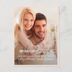 We zijn Verliefd Calligraphy Foto Blush Verloving Aankondigingskaart