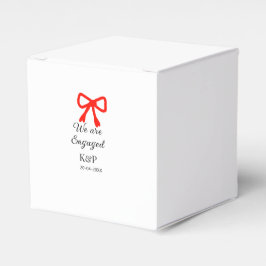 We zijn verloofd en voegen naamletter rode boog mo bedankdoosjes