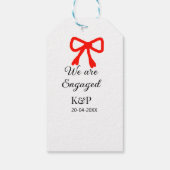 We zijn verloofd en voegen naamletter rode boog mo cadeaulabel (Achterkant)