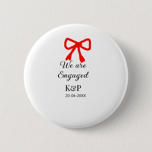 We zijn verloofd en voegen naamletter rode boog mo ronde button 5,7 cm (Voorkant)